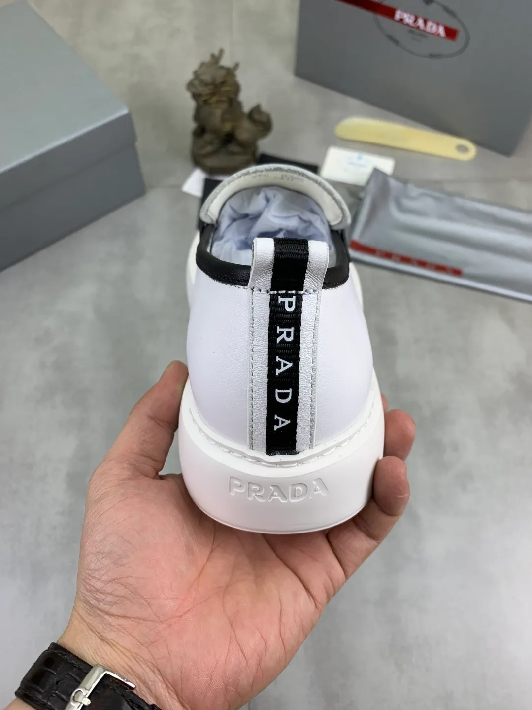 Men's Men's Shoes 💰P560 💰【New Style】 The latest model of high-quality PRADA classic men's shoes has been launched on the official website in 1:1 copy, synchronized in Hong Kong and on the same catwalk; all made of calfskin➕imported cowhide lining, 🍡🍡original rubber outsole, non-slip and wear-resistant; comfortable on the feet, attractive style, fine workmanship, and simple and neat shoe lasts, showing the courage and toughness of men, 👍sizes 38 to 44 (45 can be customized) black and white Blue color🉑️choose